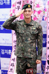 组图：韩星金智勋今日退伍曾演《人鱼公主》