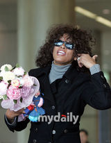 幻灯图集：惠特尼休斯顿访韩 黑墨镜显天后风范