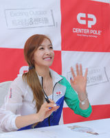 组图：f(x)宋茜明朗亮相签名会 兵哥追星行军礼