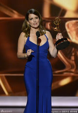 组图：蒂娜-菲携特雷西获艾美喜剧类最佳编剧