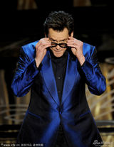 组图：金-凯瑞衣着炫蓝搞笑演讲 喜感依旧