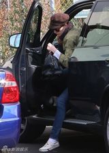 组图：安妮海瑟薇带爱犬外出 鸭舌帽遮面避镜头