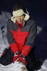 组图：《爸爸》爸爸们全副武装 冰天雪地劈木头