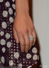 组图：斯嘉丽撑新片秀乳沟 戴大颗鸽子蛋抢眼