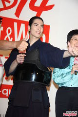 组图：虫虫恐吓案有进展 老萧展现剑击技术