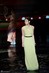 组图：何韵诗献唱真空露奶平胸无沟