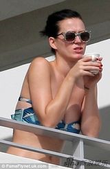 水果姐超低胸比基尼度假 不停放空思念男友(图)