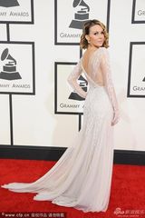 组图：女主持Keltie Knight白色拖地裙抢镜