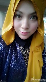 茜拉与家人私照曝光 长发美女爱卖萌