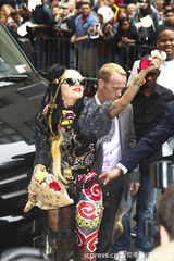 组图：Lady Gaga火辣造型录影 向歌迷献吻撒花