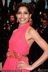 组图：贫民窟的百万富翁女星芙蕾达粉嫩亮相