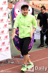 组图：f(x)宋茜等助阵马拉松 运动服展青春活力