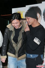 组图：谢霆锋否认豪宅赠前妻 新年与两子聚天伦