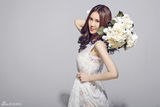组图：于咏琳时尚写真手持鲜花甜美