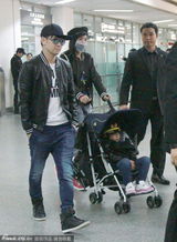 组图：林志颖携妻子全家现身 Kimi戴海军帽卖萌