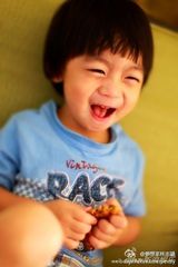 组图：Kimi成长全纪录 和妈妈啃饼干跟爸爸学车