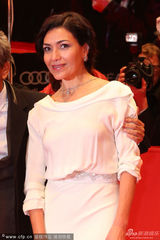 组图：电影《镇上的两人》首映 女星秀性感美背