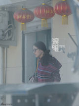 组图：周海媚素颜亮相开车外出买药