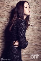 组图：金泰熙写真曝光 黑连衣裙装帅气优雅