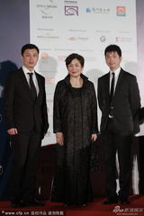 组图：鲍起静黑袍贵妇范 争影后获两绅士护体