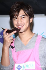 组图：陈柏霖七夕寄情工作 与粉丝提前单身庆生