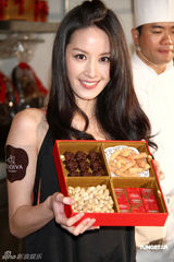 幻灯图：名模曾恺玹妩媚洋装亮相 尽显窈窕身姿