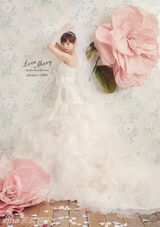 组图：筱田麻里子自创婚纱品牌唯美梦幻