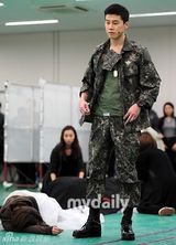 组图：SJ利特演歌舞剧激动飙泪 池贤宇亮相