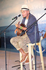 组图：张震岳北京记者会 尽显原住民本色