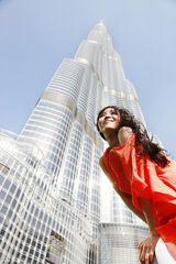 组图：张静初迪拜塔街拍  沐浴阳光展现慵懒女人味