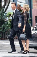 组图：马修麦康纳携手斯嘉丽 演绎老马丁广告片