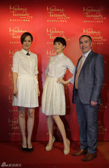 组图：海清亮相揭幕蜡像似孪生姐妹