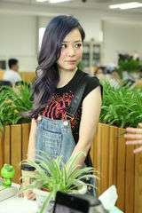 组图：张靓颖快闪入侵新浪 入职一天客串主编