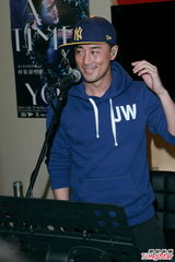 组图：林峰将再再次唱响红馆 帅气练唱