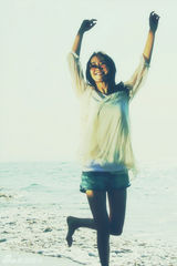 组图：赵子琪海边唯美写真 快乐踏浪展自然之美