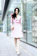 组图：陶红粉色套裙搭配蝴蝶结挎包