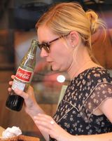 组图：邓斯特与男友吃午餐不忘甜蜜抚手