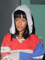 组图：蕾哈娜与绯闻男友晚餐一前一后离开餐厅