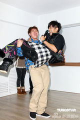 高清图：罗志祥与歌迷互动 被“新娘抱”乐翻粉丝 