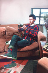 组图：蒋劲夫学院风接受访问显文艺复古范儿