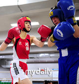 组图：韩女演员李诗英参加女子拳击比赛获胜