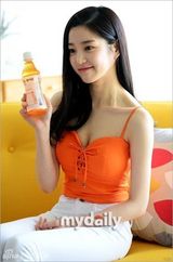 组图：清纯韩星李侑菲拍广告 穿吊带装秀事业线