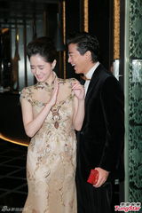 陈晓东与新婚妻子见媒体 深情一吻场面感动(图)