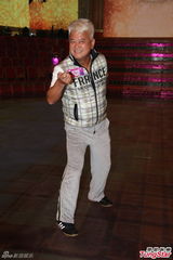 组图：陈百祥欲备护膝贺台庆 余咏珊否认加奖金