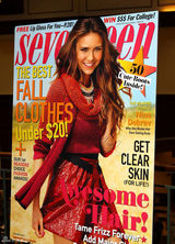 组图：妮娜-杜波夫长裙现身杂志签名会