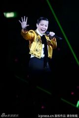 组图：黄伟文作品展开唱 陈奕迅拄拐演唱助阵