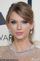 组图：泰勒-斯威夫特透视抹胸裙靓丽十足