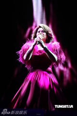 组图：蔡琴百万精华上海演唱会 回忆往事泪盈眼眶