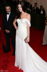 阿尔巴金色长裙赛缪斯 老牌美女波姬-小丝拄拐(图)