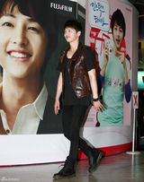 高清图：韩星宋钟基粉丝签名会 短发清爽笑容灿烂